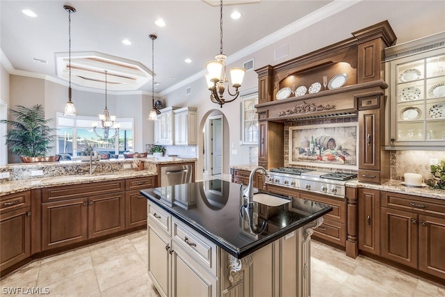 kitchen with decorative light fixtures, tasteful backsplash, stainless steel appliances, and a kitchen island with sink