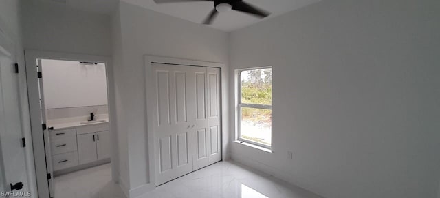 entryway with light tile floors, ceiling fan, and sink