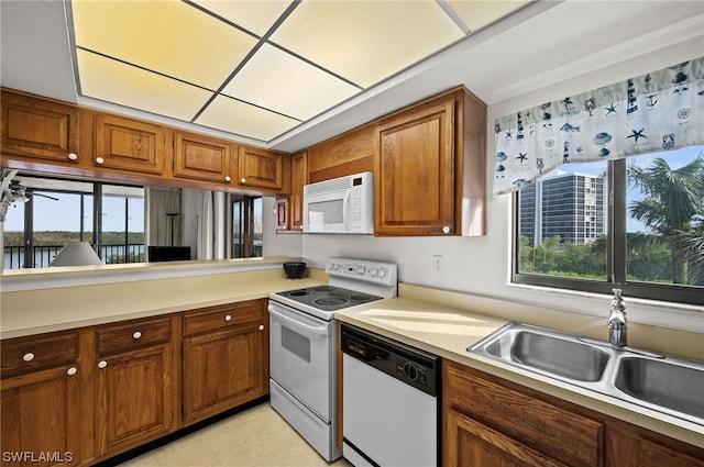 kitchen with plenty of natural light, sink, ceiling fan, and white appliances