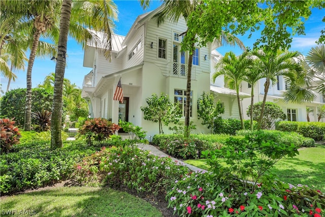 view of front facade with a front yard