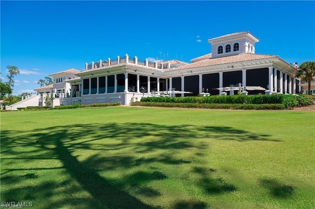 back of house featuring a lawn