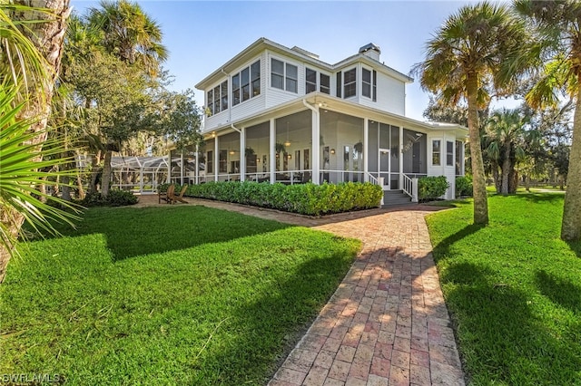 view of front of property featuring a front lawn