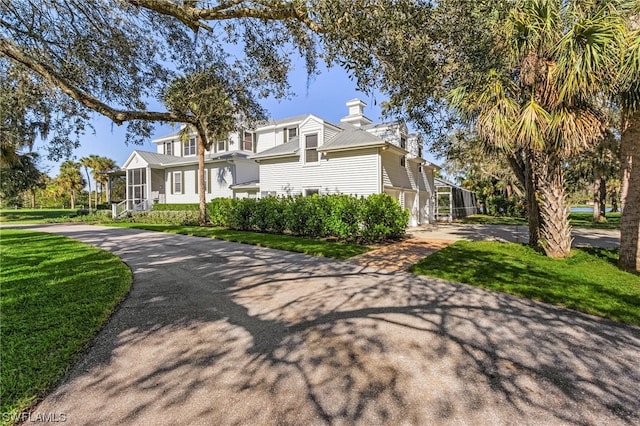 view of front facade featuring a front yard