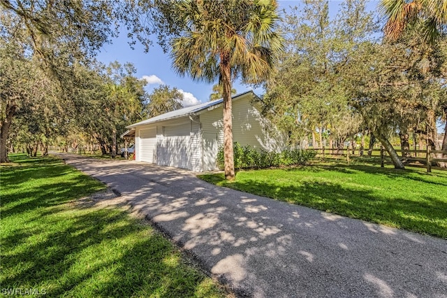 view of front of home featuring a front yard and a garage