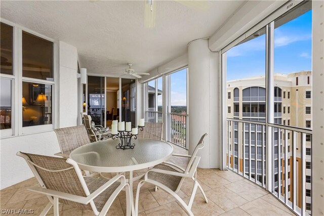 sunroom with ceiling fan