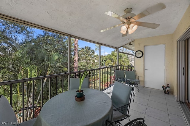 sunroom with ceiling fan