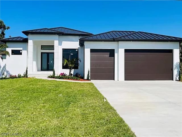 view of front of house featuring a front yard and a garage