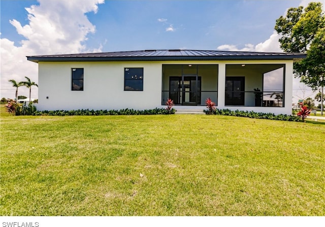 view of front of property featuring a front yard