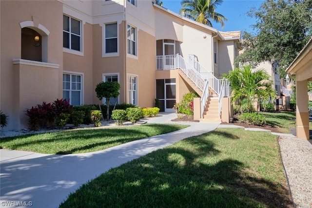 view of front facade with a front yard