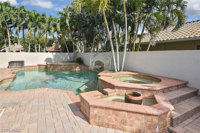 view of pool featuring an in ground hot tub and pool water feature