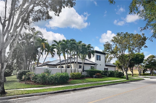 view of front of house featuring a front lawn