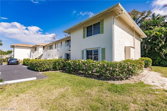 view of front of property with a front yard