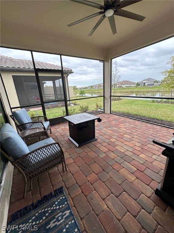 sunroom with ceiling fan