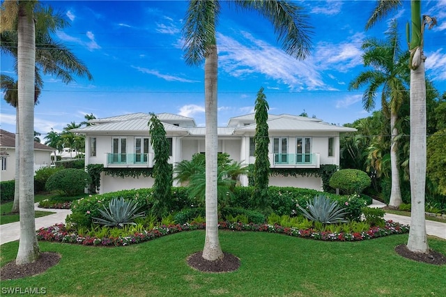 view of front of property featuring driveway, a front yard, and stucco siding