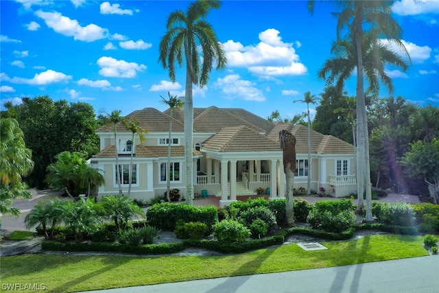 view of front of property featuring a porch and a front yard