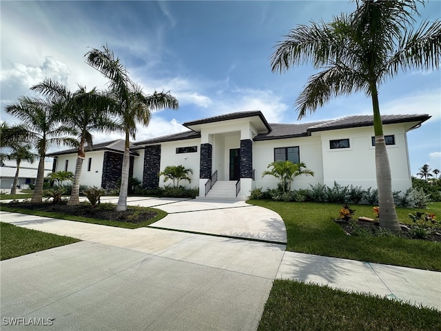 view of front facade with a front lawn