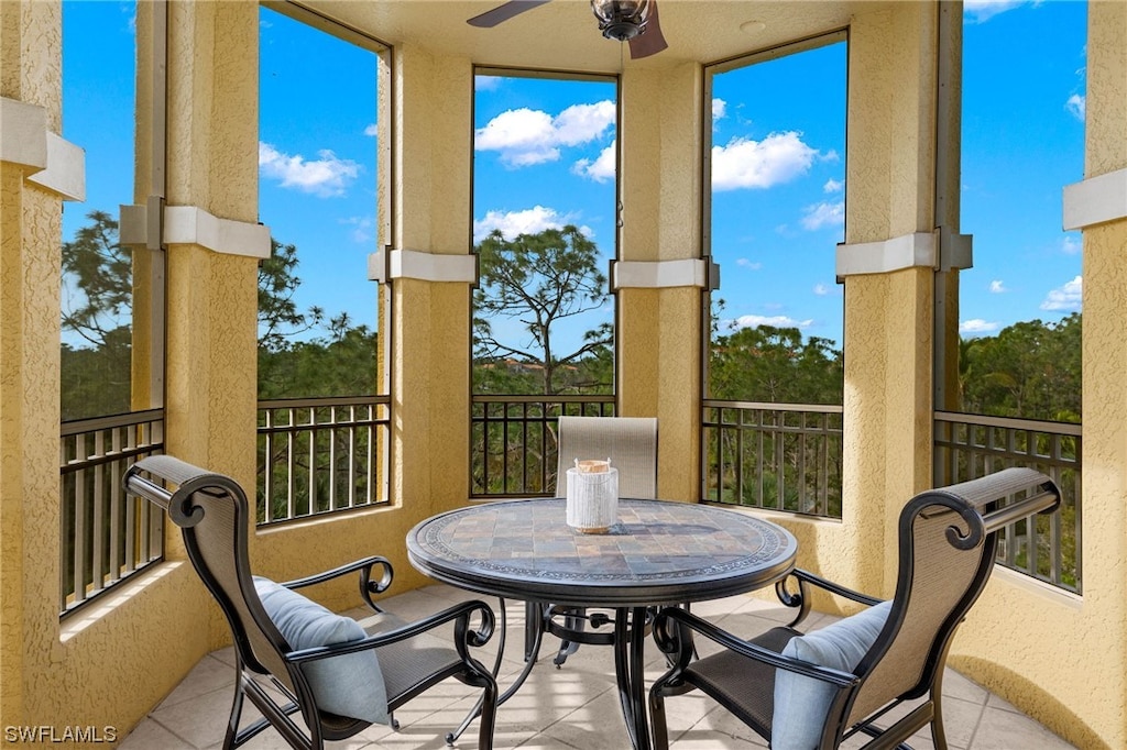 sunroom with ceiling fan