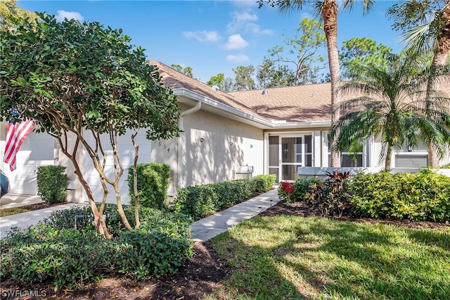 view of front of house with a front lawn