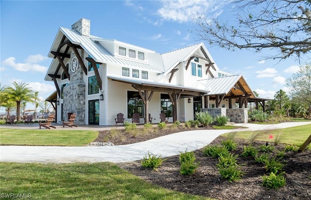 view of front of property featuring a front yard