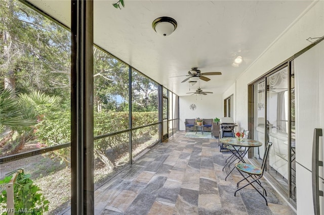 sunroom with ceiling fan