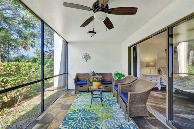 sunroom with ceiling fan