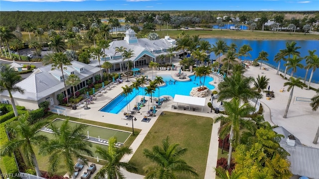 bird's eye view with a water view