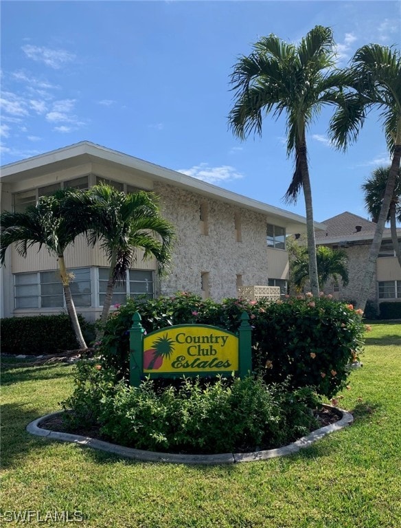 community sign with a lawn