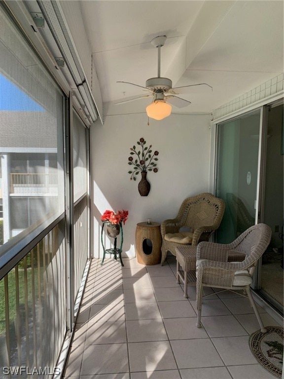 sunroom with ceiling fan