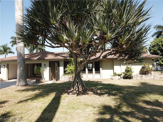 view of front facade with a front lawn