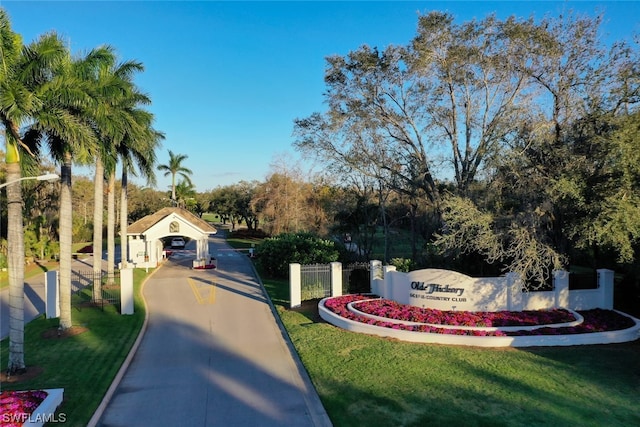 view of front of home featuring a front yard