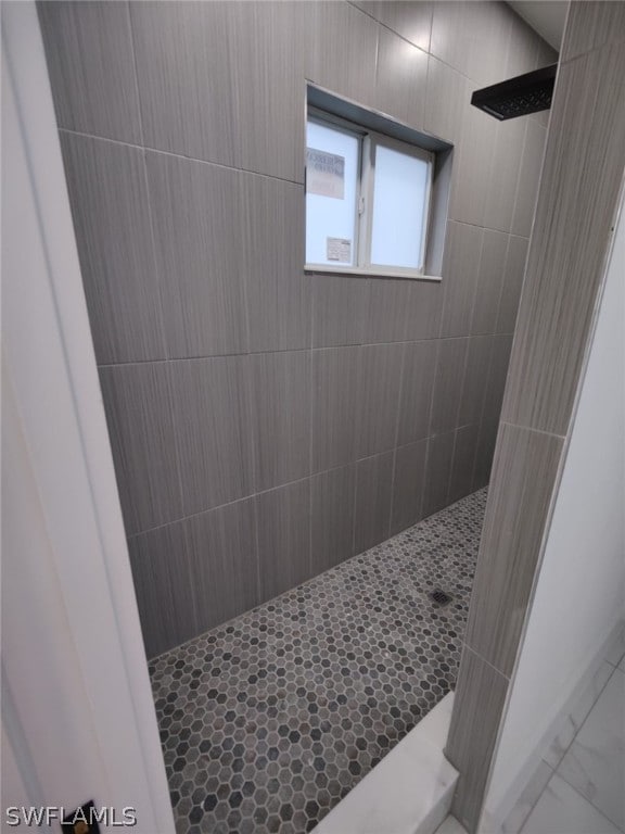 bathroom featuring a tile shower