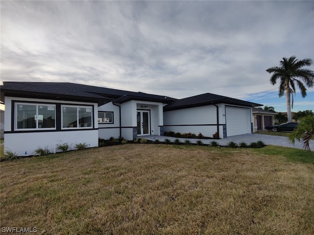 view of front of home featuring a garage and a front yard