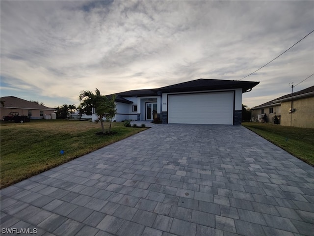 view of front facade featuring a garage and a front lawn