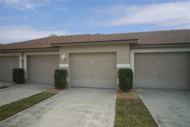 view of front facade featuring a garage