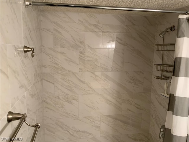 bathroom featuring a tile shower