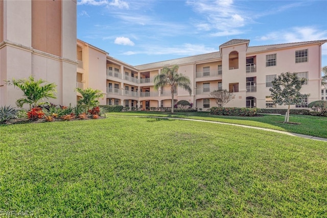 view of property's community featuring a yard