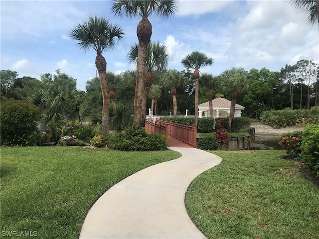 view of property's community featuring a lawn