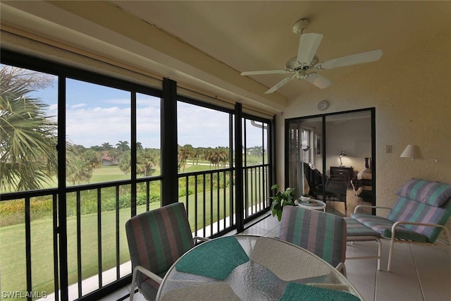 sunroom with ceiling fan