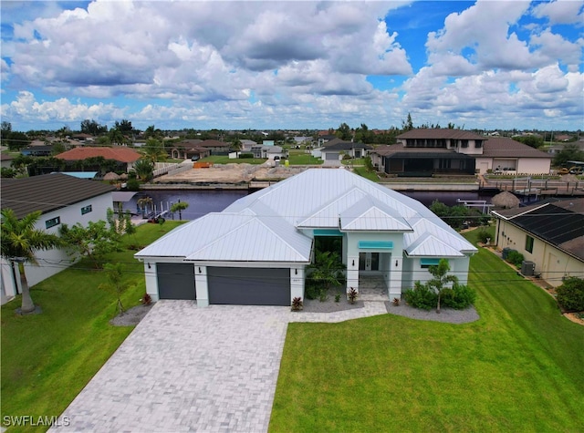 view of front of house featuring a garage and a front yard