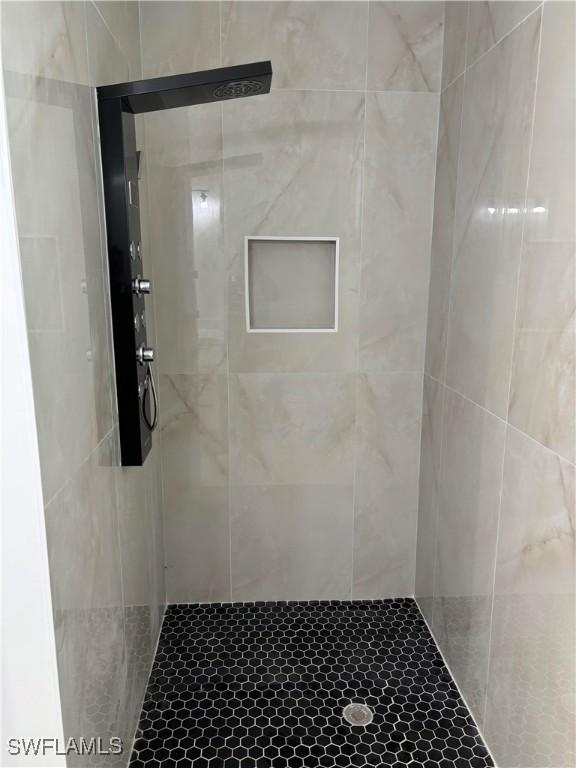 bathroom featuring a tile shower