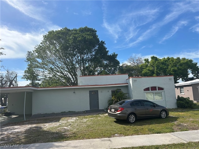 view of front of home featuring a front lawn