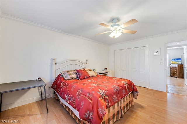 bedroom with a closet, ornamental molding, ceiling fan, and light wood-type flooring