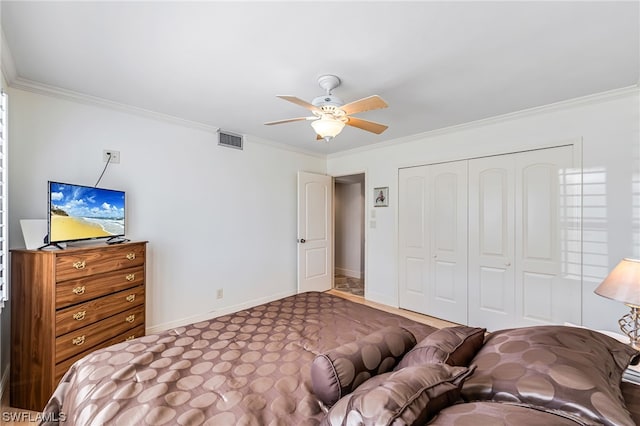 bedroom featuring ornamental molding, a closet, and ceiling fan