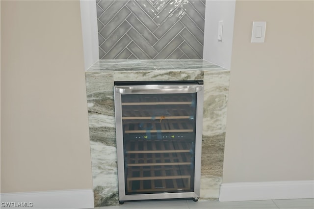 room details featuring beverage cooler and indoor bar