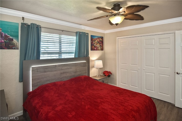 bedroom with ornamental molding, a textured ceiling, ceiling fan, dark wood-type flooring, and a closet