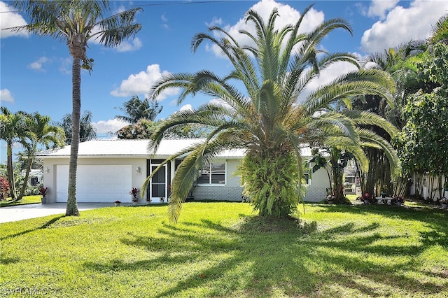 view of front facade featuring a garage and a front yard