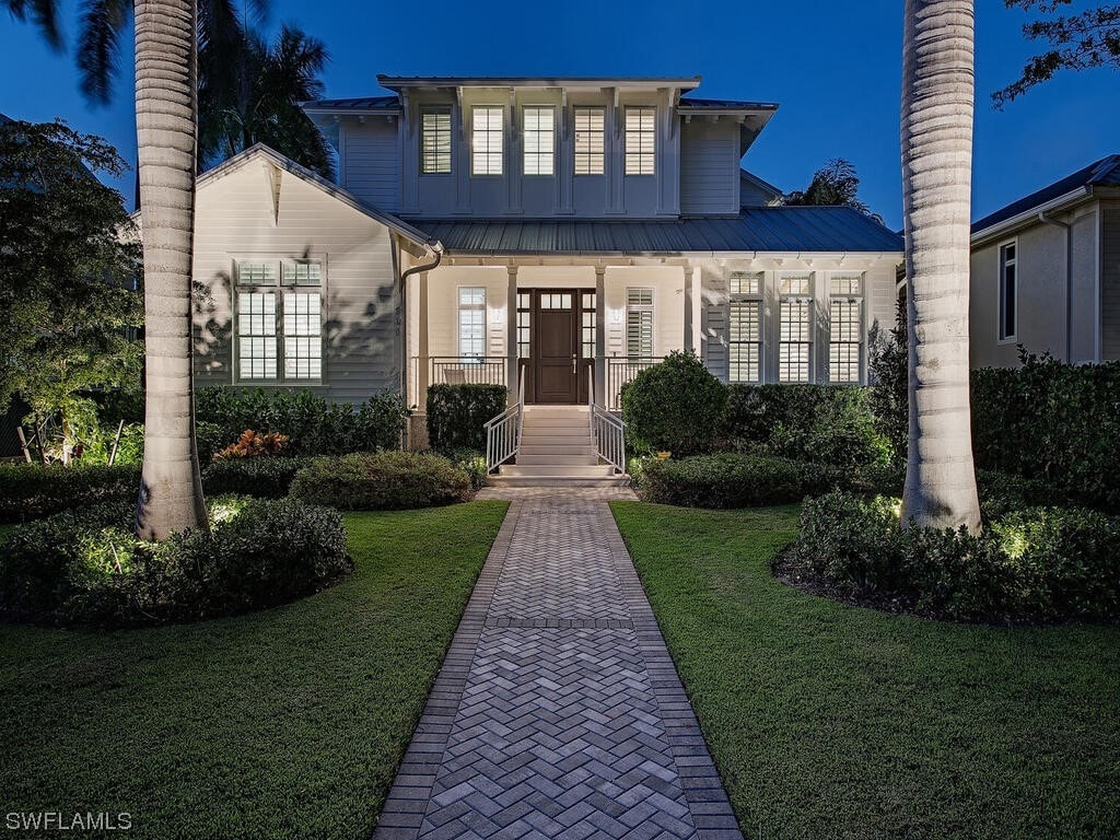 view of front of property with a yard