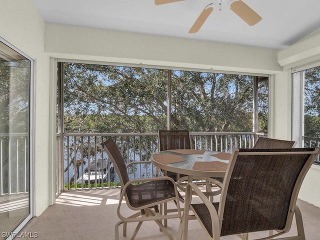 sunroom with ceiling fan