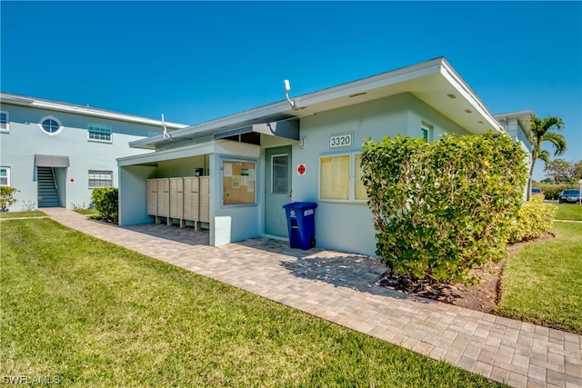 view of front of property featuring a front yard