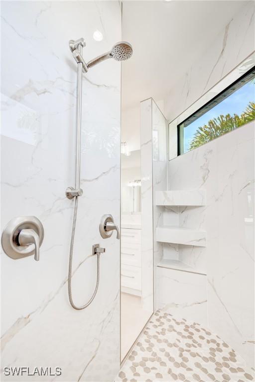 bathroom featuring a tile shower